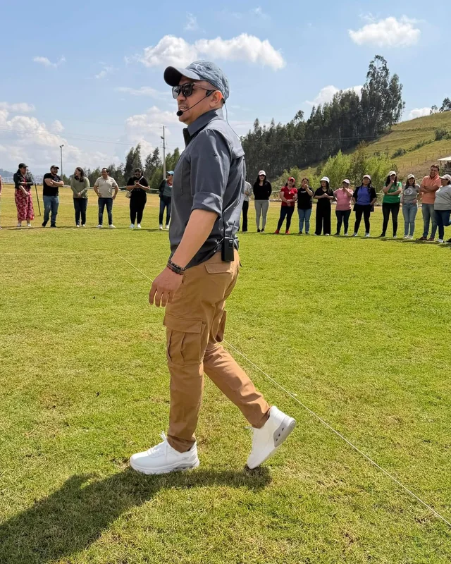 Fer Delgado dirigiendo una actividad de equipo al aire libre
