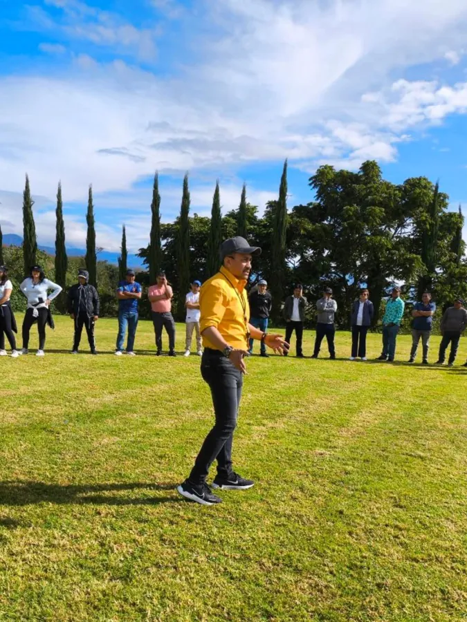 Fer Delgado dirigiendo una jornada con un equipo al aire libre